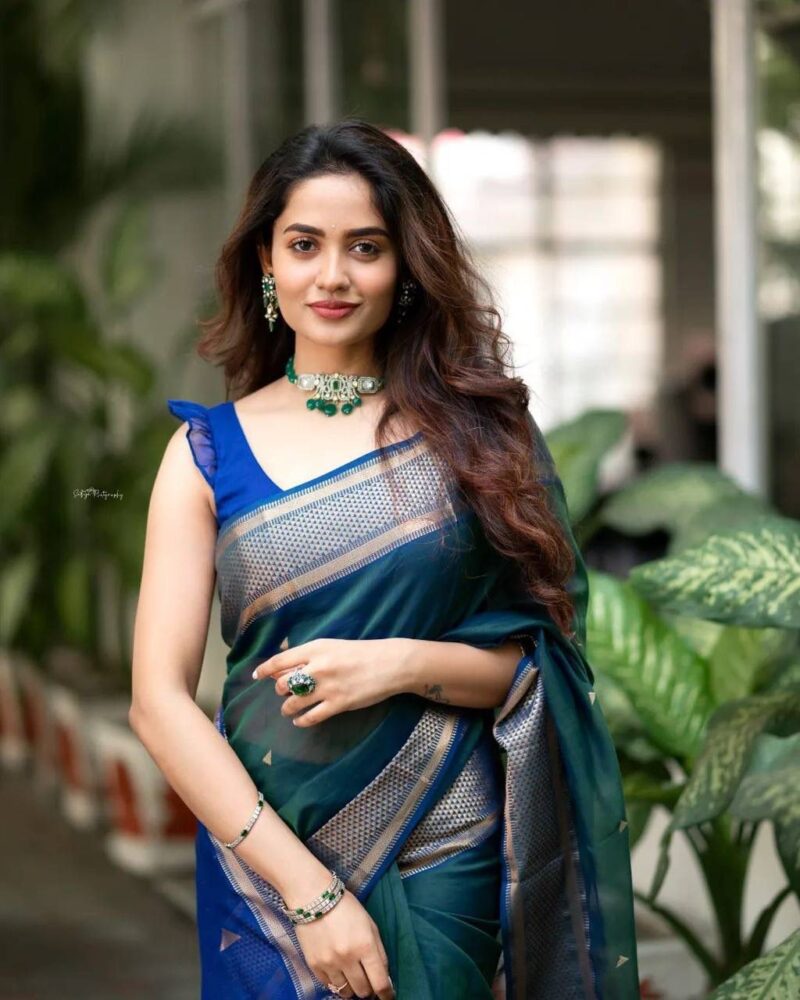 Stunning Rama Banarasi Silk Saree - Image 3