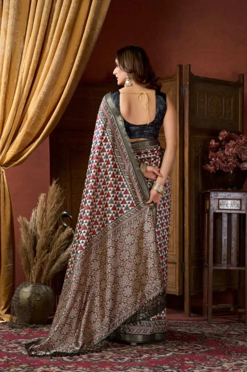 Off White Colour Cluster Digital Printed Saree with Jacquard Border back design