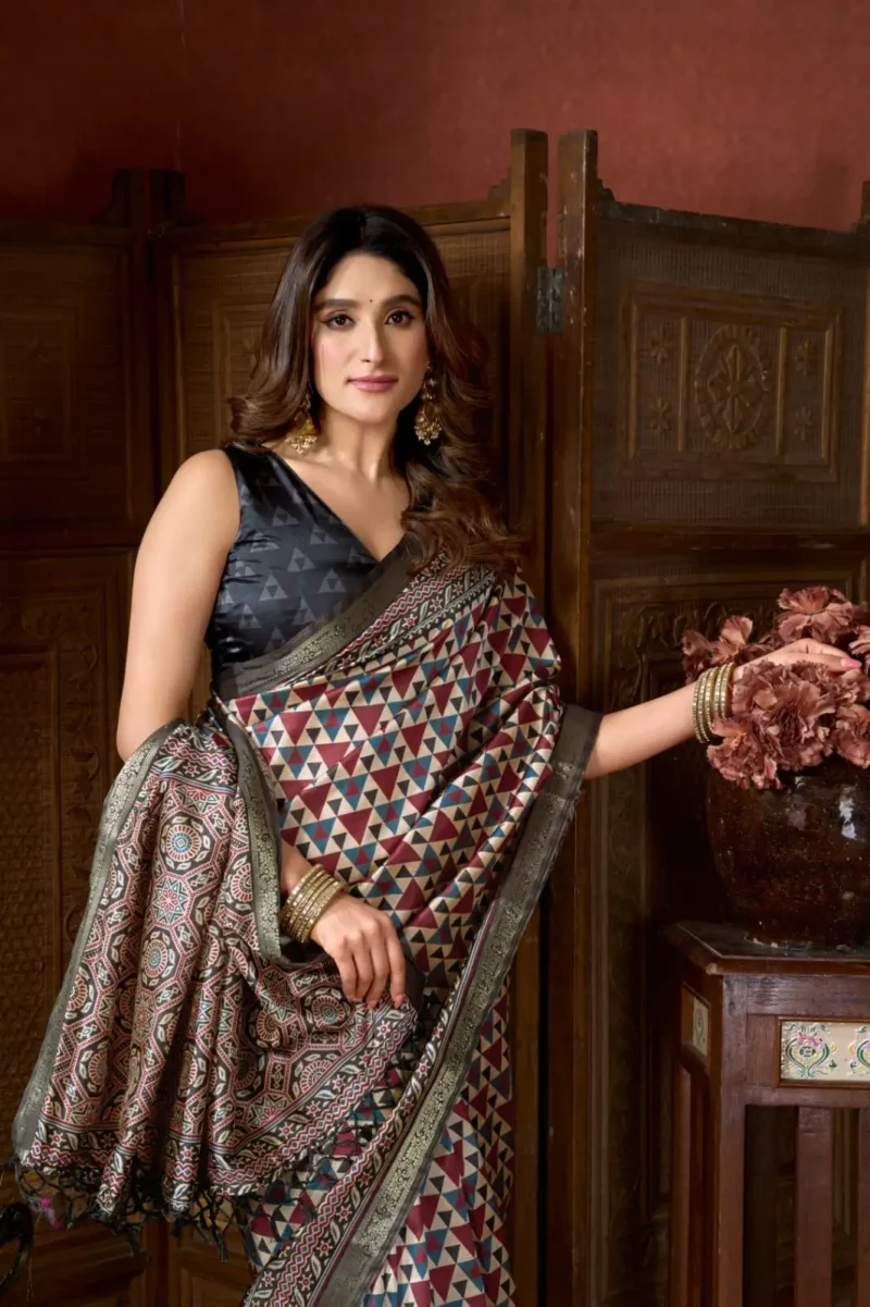Off White Colour Cluster Digital Printed Saree with Jacquard Border close look