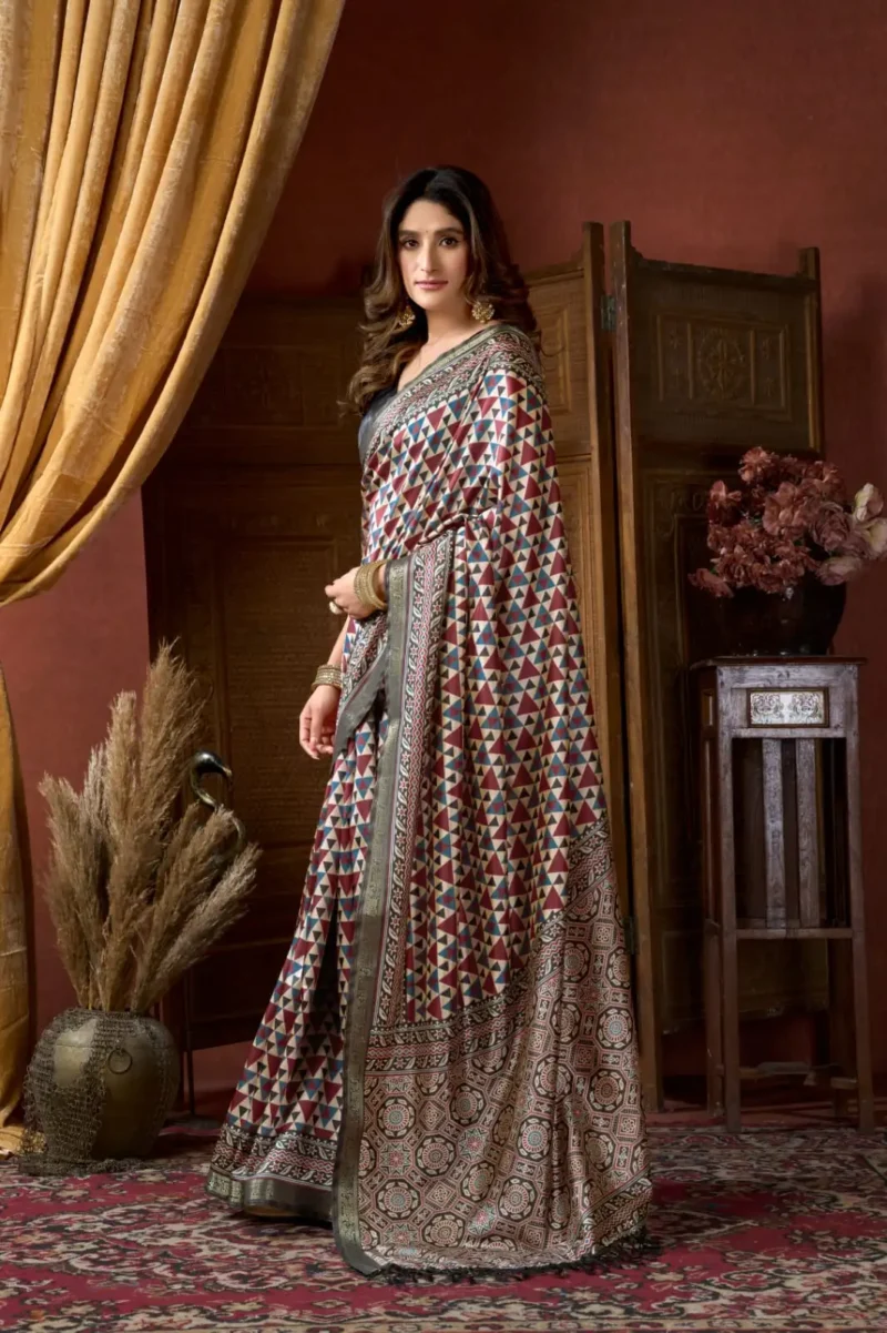 Off White Colour Cluster Digital Printed Saree with Jacquard Border side look