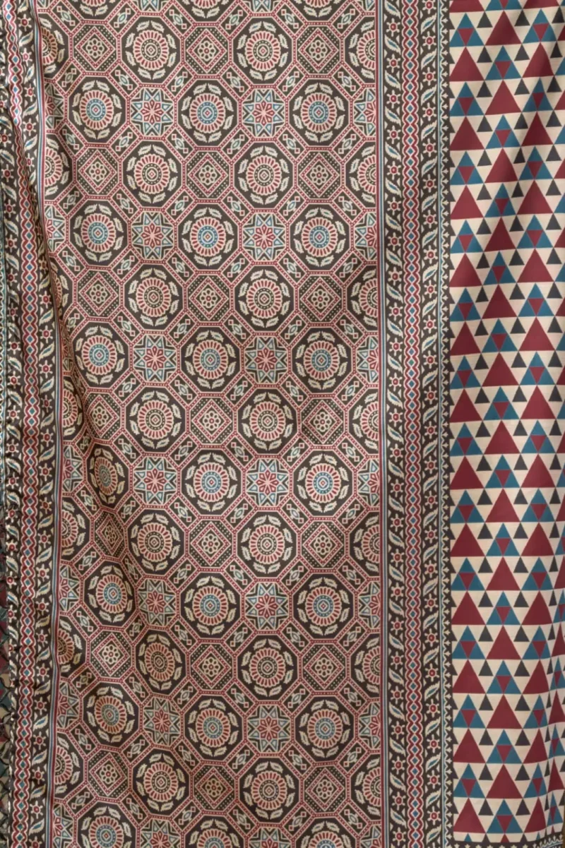 Off White Colour Cluster Digital Printed Saree with Jacquard Border pallu design